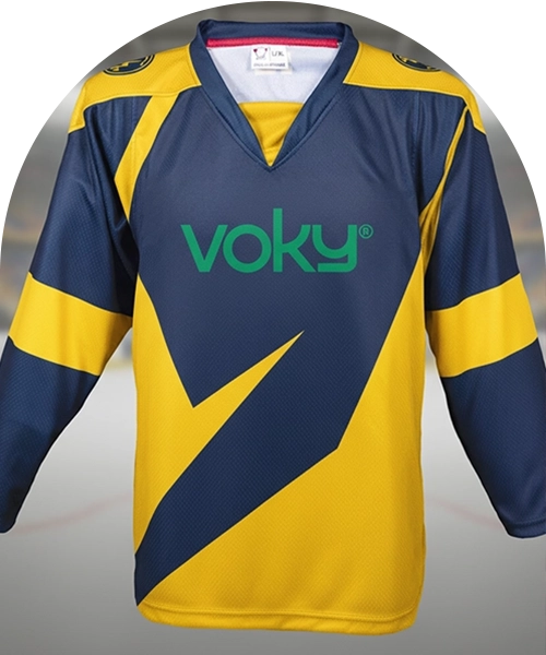 Tv&aring; kvinnor sitter i en soffa med fotbollstr&ouml;jor p&aring; sig.