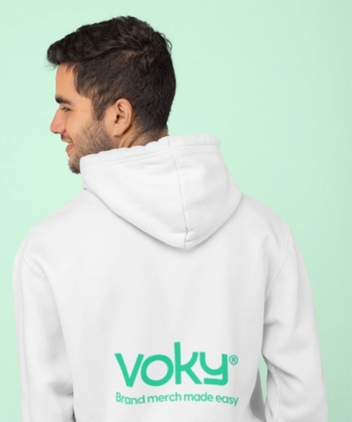 Man i en studio med en hodie med tryck "Voky".