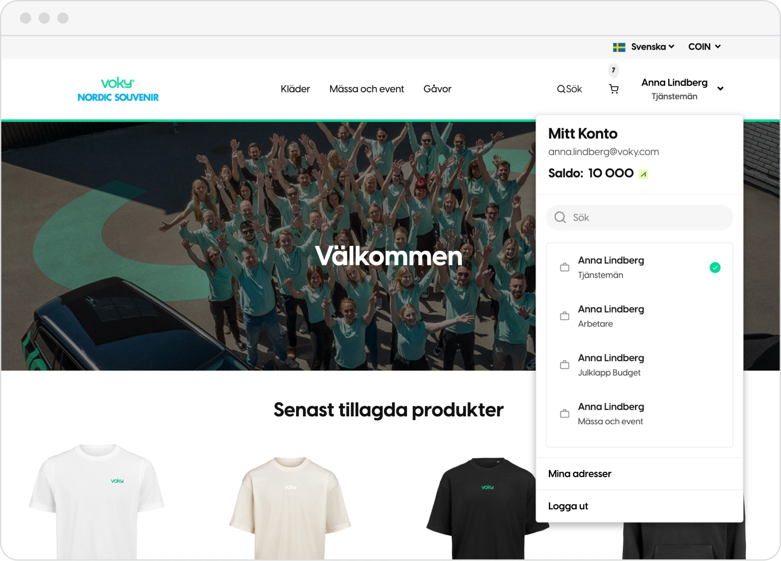 Startsidan i en webbshop med kundens egen logotyp, satt till svenska och valutan COIN. Kontopanelen &auml;r &ouml;ppen och visar ett saldo p&aring; 10 000 och fyra konton p&aring; samma inloggning: Tj&auml;nstem&auml;n, Arbetare, Julklapp Budget samt M&auml;ssa och event.