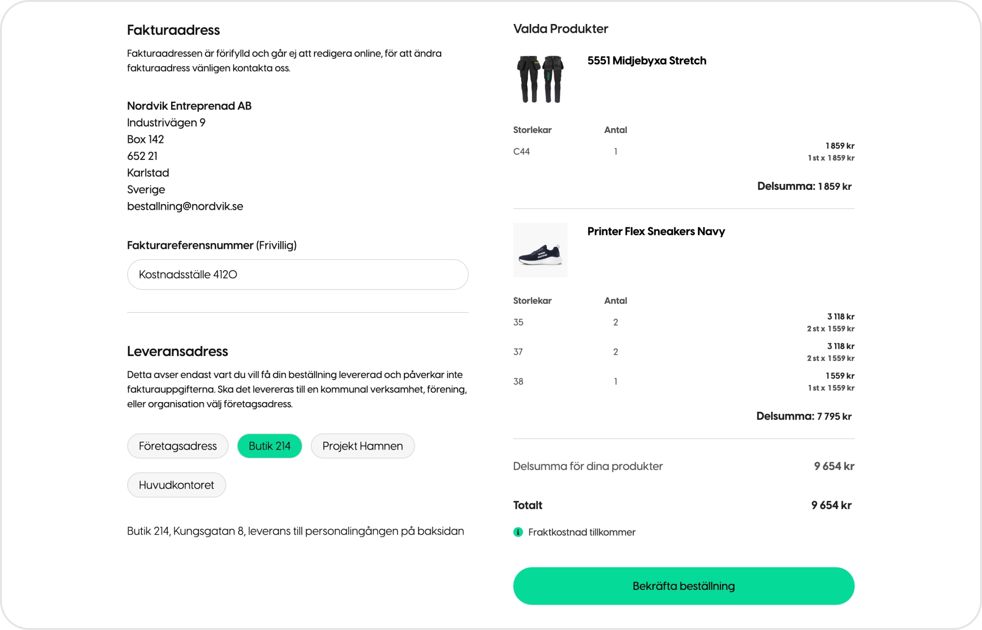 Kassan i en webbshop med förifylld fakturaadress, fält för fakturareferens och fyra valbara leveransadresser.